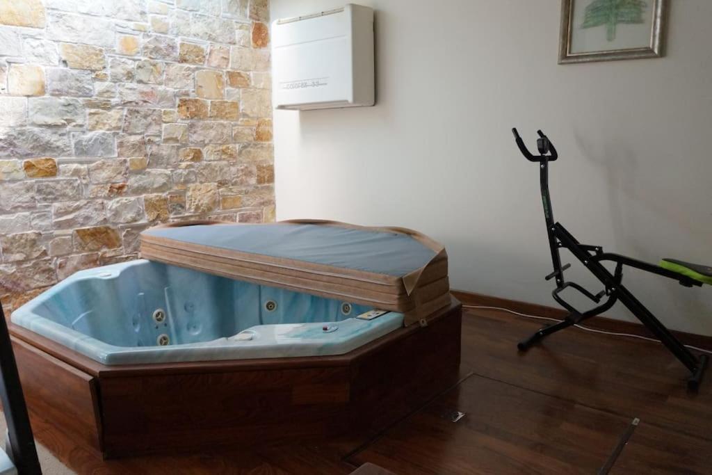 Apartment With A Garden, Bbq, Swimming Pool And Jacuzzi Dhráfi Exterior foto